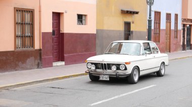 Lima, Peru. 17 Aralık 2017. Bir beyaz renk Nane koşulu ilk nesil Bmw 316 2 kapı coupe Bmw tarafından Almanya'da üretilen ön ve yan görünümü. Pueblo Libre Lima bölgesinde bir retromobile gösterisi için gelen. 