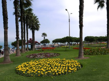 Süslü çok renkli modern dekoratif bahçe Lima Miraflores turistik ilçe aşk Park (Parque del Amor) doğal görünümünü. Park Pasifik Okyanusu kıyı şeridi, büyük uçuruma inşa