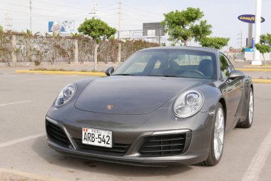 Lima, Peru. 5 Kasım 2017. Ön ve yan kısmi görünümü gri renk yepyeni Porsche 911 Carrera, Almanya'da yerleşik. 911'i kendi bağımsız arka süspansiyon ve arka motor Porsche Carrera tanınır 