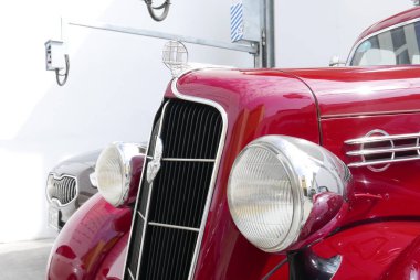 Lima, Peru. 6 Mayıs 2018. Ön ve yan görünümü, bir kırmızı beceri koşulu Touring Chrysler tarafından 1935 yılında inşa Sedan Plymouth Deluxe. Arabayı güneşli bir günde San Isidro Lima bölgesinde bir retromobile gösterisinde sergilendi.