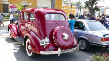 Lima, Peru. 6 Mayıs 2018. Arka ve yan görünümü, bir kırmızı beceri koşulu Touring Chrysler tarafından 1935 yılında inşa Sedan Plymouth Deluxe. Arabayı güneşli bir günde Barranco Lima bölgesinde bir retromobile gösterisinde sergilendi.