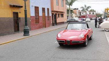 Lima, Peru. 17 Aralık 2017. Ön ve yan görünümü bir nane koşul kırmızı ve siyah renk Cabrio Alfa Romeo Duetto 1600 örümcek roadster Pueblo Libre bölge Lima bir sokakta kırdığın