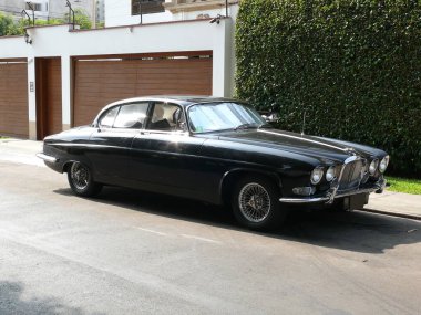 Lima, Peru. 13 Şubat 2011. Ön ve yan görünümü bir nane koşulu siyah rengin Jaguar Mark X Lima San Isidro İlçe Park. 