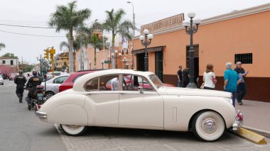 Lima, Peru. 17 Aralık 2017. İngiltere'de Jaguar araba tarafından inşa ve Pueblo Libre bölge Lima vintage arabalar gösterisinde sergilenen bir nane koşulu oldtimer beyaz 1955 Jaguar Mark VII sedan yan görünüm.