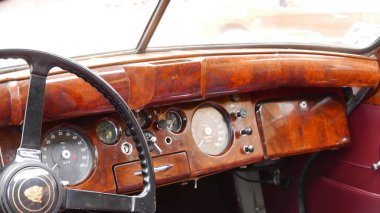 Lima, Peru. 17 Aralık 2017. Retro tarzı görüntü kontrol paneli ve direksiyon simidi Jaguar araba tarafından İngiltere'de inşa 1955 Jaguar Mark VII sedan. Arabayı Pueblo Libre Lima bölgesinde bir retromobile araba gösterisinde sergilendi