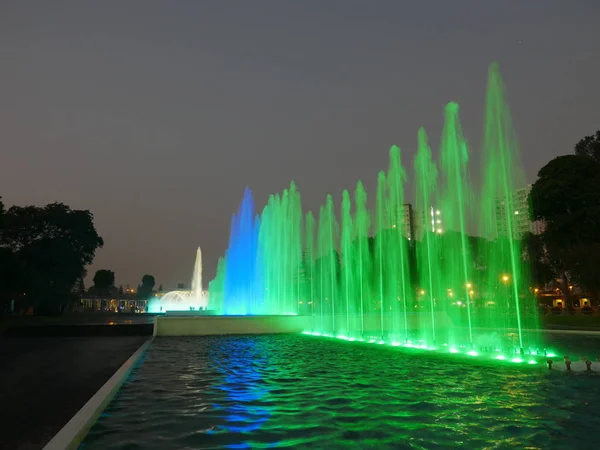 Fuentes Iluminadas Por Noche Circuito Mágico Del Agua Parque Reserva — Foto de Stock