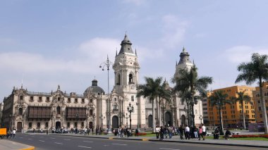 Lima Katedrali ve onun tarihi ve sömürge balkonlu Başpiskoposluk Sarayı. Plaza Mayor tarihi merkezi, Lima, bir UNESCO Dünya Miras listesi bulunur, 