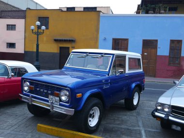 Lima, Peru. 4 Aralık 2016. Ön ve yan bir mavi görüntüleyin ve beyaz renk Ford Bronco Ford Motor Company ABD tarafından 1978 yılında inşa edilmiş. Pueblo Libre bölge Lima bir vintage arabalar gösterisinde sergilendi.