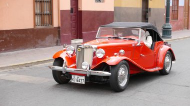 Lima, Peru. 17 Aralık 2017. Ön ve yan görünümü bir nane koşul Cabrio yeşil Mgb Tourer 1962 ile 1980 arasında İngiltere'de yerleşik. Lima Pueblo Libre bölge toplantı bir vintage arabalar için gelen.