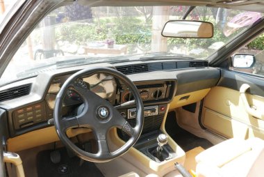 Lima, Peru. 11 Kasım 2017. Retro bej ve siyah iç görüntü bir Pano, direksiyon simidi ve koltuk mavi Bmw 635 CSI coupe Almanya'da 1982 yılında inşa edilmiş yepyeni bir tarz. Bu, güneyinde Lima toplantı bir eski model araba gösterisinde sergilendi. 