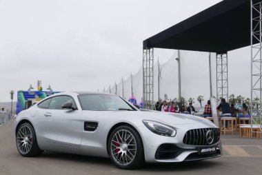 Lima, Peru. 22 Eylül 2018. Yeni bir 2018 Mercedes-Amg Gt S V8 Biturbo gümüş rengi ön ve yan görünümünü Lima Chorrillos bölge sergiledi. 