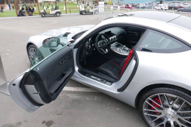 Lima, Peru. 22 Eylül 2018. Modern bir nane koşulu gri iç resim tarz ve bir yeni 2018 Mercedes-Amg Gt S V8 Biturbo üzerinden gümüş copkit Lima Chorrillos bölge sergiledi. Bu araba kapı açıldı vardır