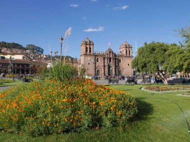 Cusco Ana Meydanı şehrin katedral ve bir süs bahçesi gün anda. Cusco Peru ve bir Unesco Dünya Mirası'en çok ziyaret edilen şehridir.