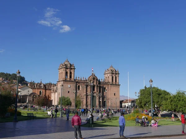 Tér Cusco Vagy Plaza Armas Díszes Kertekkel Székesegyház Lámpaoszlopok Kék — Stock Fotó