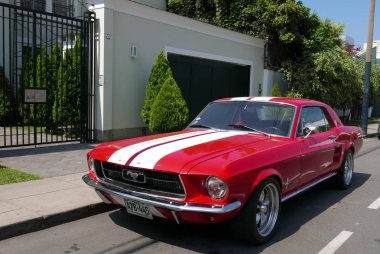 Lima, Peru. 20 Şubat 2018. Ön ve yan görünümü bir kırmızı ile beyaz Ford Mustang 1967 yılında Ford Motor Company ABD tarafından inşa edilen V289 hatları. Bu yepyeni ve Lima San Isidro İlçe Park. 