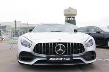 Lima, Peru. 22 Eylül 2018. Açık Lima Chorrillos bölge sergilenen yeni bir 2018 Mercedes-Amg Gt S V8 biturbo gümüş renk görünümünü kapatın. Mercedes-Benz Amg spor araba hattının üst olduğunu. 