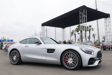 Lima, Peru. 22 Eylül 2018. Lima Chorrillos bölge sergilenen yeni 2018 Mercedes-Amg Gt S V8 biturbo gümüş rengi ön ve yan görünümü. Bu araba bir V8 biturbo motoru ile bir 3,982 var cc ve 522 Hp.  