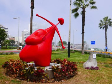 Lima, Peru. 29 Nisan 2016. Çok güzel kırmızı eros heykeli El Parque del Amor ve Villena Köprüsü Lima Miraflores turistik bölge dışında bulunan. Heykel ters bir kalp, bir kol, bir avcılar yay ve başka bir kalp içinde biter bir ok olduğunu