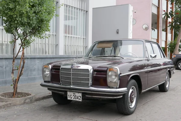 Lima Peru July 2018 Front Side View Maroon Mercedes Benz — Stock Photo, Image