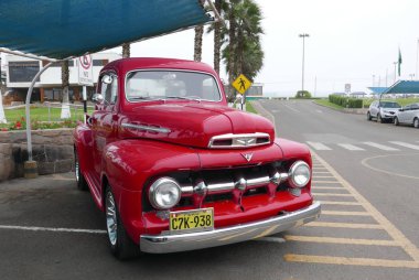 Lima, Peru. 22 Eylül 2018. Ön ve yan bir kırmızı renk nane koşul Ford Kamyonet F-1 V8, 1951 yılında Ford Motor Company ABD tarafından inşa görüntüleyin. Bu araç temiz ve nane ve koleksiyonerler durumda oldu. Chorrillos, Lima park edilmişti 