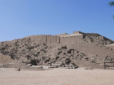Deprem adobe tuğla anti Huaca Pucllana ile piramit adımlardan. Bu piramit Lima Miraflores bölgesinde yer alan