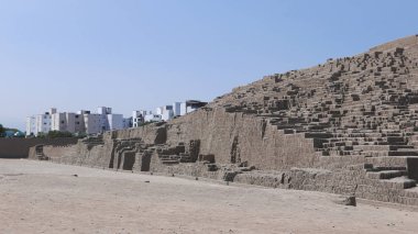 Huaca Pucllana adımlardan 1700 yıllık eski ve deprem adobe tuğla Lima Miraflores bölgesinde yer alan anti piramit. Arka planda modern binalar vardır