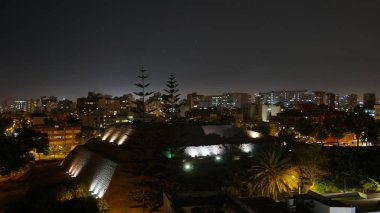 Gece ışıklı görünümünü iki bin yıl eski Piramidi Huaca Huallamarca denilen modern binalar ve evler çevrili Lima San Isidro bölgesinde yer alan
