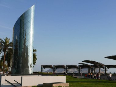 Salazar park büyük dış yuvarlak baca ile doğal görünümünü aynalar, ahşap şemsiye, palmiye ağaçları, çim, kimliği belirsiz kişi ve mavi gökyüzü kaplı. Park Lima Miraflores bölgesinde bir uçuruma bulunur.
