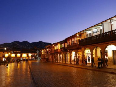 Konut geliştirme salonları ve ana meydanda yer alan antik balkon gece zamanda Cusco City 