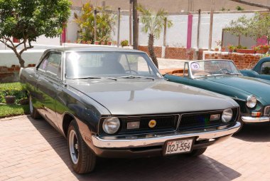 Lima, Peru. 11 Kasım 2017. Ön ve yan bir yeşil renk beceri durumu Dodge Dart Coupe 1970 yılında ABD'de Chrysler tarafından inşa görüntüleyin. Lima güneyinde bir retromobile gösterisinde sergilendi.  