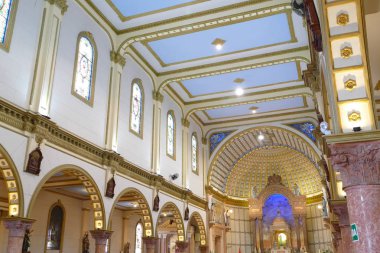 İç görünüm Lima Barranco bölgesinde bulunan Saint Francis Kilisesi. Kilisenin aydınlatılır. Sunak, sütunlar, çatı, tavan lambaları, windows ve kemer içinde belgili tanımlık fotoğraf.