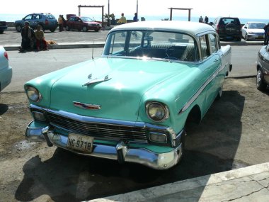 Lima, Peru. Ekim 4, 2009. Ön ve yan bir klasik Nane koşulu zor üst kısmındaki yeşil görüntülemek ve beyaz Chevrolet Bel Air 1957 yılında General Motors tarafından üretilen. Bu fotoğraf Chorrillos Lima bölge içinde güneşli bir günde çekildi