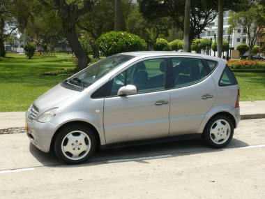 Lima, Peru. Ekim 4, 2009. Bir nane koşulu gümüş renk dört kapı yan görünüm Mercedes-Benz modeli A170 CDI 2000 Almanya'da Daimler-Benz Ag tarafından yapılmıştır. Bu fotoğraf Lima San Isidro bölge çekildi 