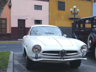 Lima, Peru. 4 Aralık 2016. Nane koşulu beyaz renk Alfa Romeo Giulietta Sprint Speciale Bertone coupe. Bu araba İtalya'da Alfa Romeo tarafından 1960 yılında inşa edilmiştir. Lima Pueblo Libre bölge toplantı bir vintage arabalar gösterisinde sergilendi. 