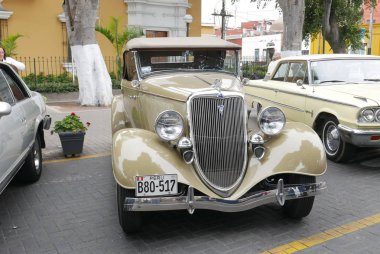 Lima, Peru. 28 Ekim 2018. Önden Görünümü bir beceri durumu bej Ford Motor Company ABD tarafından 1932 Ford V8 Roadster bej yumuşak top ile inşa. Lima Barranco bölge toplantı bir eski model araba gösterisinde sergilendi