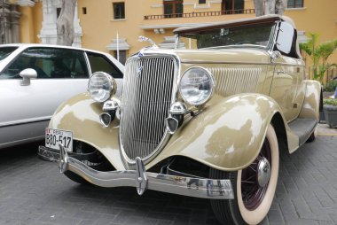 Lima, Peru. 28 Ekim 2018. Ön ve yan bej 1932 Ford V8 Roadster bej yumuşak top ile inşa edilmiş bir beceri koşula Ford Motor Company ABD tarafından görüntüleyin. Lima Barranco bölge toplantı bir eski model araba gösterisinde sergilendi