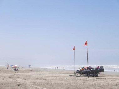 Lima, Peru. 12 Mart 2017. İki deniz Doo modern jet bot doğal görünümünü Costa del Sol Beach, 98 kilometre güneyinde Lima Pasifik Okyanusu'nda sular kenarında kum üzerinde. Plaj birkaç kişi ve şemsiye vardır. Güneşli bir gün