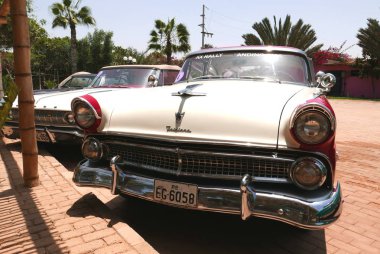 Lima, Peru. 11 Kasım 2017. Ön ve yan görünümü bir kırmızı ve Beyaz Ford Fairlane Crown Victoria Coupe Ford Motor Company ABD tarafından 1955 yılında inşa edilmiş. Lima güneyinde, sergilendi