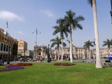 Perulu Cumhurbaşkanlığı Sarayı, Belediye Binası sol, Plaza Mayor veya Plaza de Armas veya da denilen ana kare ve süs Bahçesi doğal görünümünü. Bunlar tarihi merkezi, Lima, bir UNESCO Dünya Miras listesi bulunur