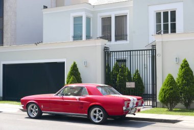 Lima, Peru. 20 Şubat 2018. Arka ve yan bir kırmızı beyaz çizgiler Ford Motor Company ABD tarafından 1967 yılında Ford Mustang V289 inşa ile görüntüleyin. Bu yepyeni ve Lima San Isidro İlçe Park.  