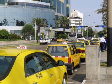 Lima, Peru. 20 Şubat 2016. Sarı taksiler sıra bekleyen müşteriler Salazar park Miraflores yerleşim bölgesinde Perulu sermaye için Park 