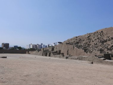 Kısmi görünümü 1700 yıl eski Huaca Pucllana piramit adobe dikey tuğla ve adımları ile. Bu Lima Miraflores bölgesinde yer almaktadır. Modern binalar içinde bacground vardır