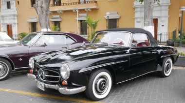 Lima, Peru. 28 Ekim 2018. Bir beceri siyah Mercedes-Benz 190 Sl spor Cabrio klasik araba kırmızı deri iç ön ve yan görünümü. Arabayı Barranco Lima bölgesinde bir retromobile gösterisinde sergilendi.  