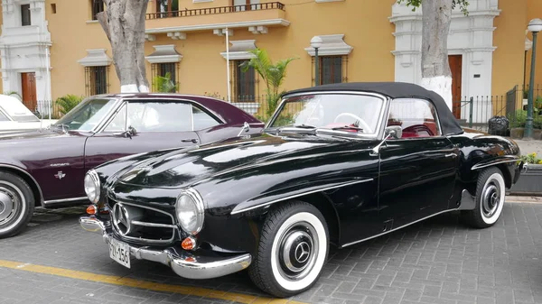 Lima, Peru. 28 Ekim 2018. Bir beceri siyah Mercedes-Benz 190 Sl spor Cabrio klasik araba kırmızı deri iç ön ve yan görünümü. Arabayı Barranco Lima bölgesinde bir retromobile gösterisinde sergilendi.  