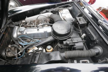 Lima, Peru. 28 Ekim 2018. Motoru yan bir beceri siyah Mercedes-Benz 190 Sl spor Cabrio klasik araba kırmızı deri iç görünüm. Arabayı Barranco Lima bölgesinde bir retromobile gösterisinde sergilendi.