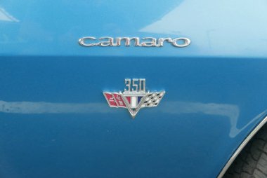 Lima, Peru. 17 Şubat 2018. Chevrolet Camaro Ss 350 1967 yılında ABD'de General Motors tarafından inşa edilen bir mavi ve beyaz renk beceri koşul yan görünümü nişanlar, yakın çekim. Görüntü Lima Chorrillos bölge güneşli bir günde çekildi.