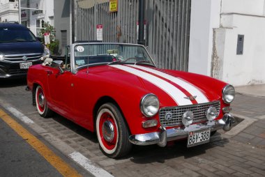 Lima, Peru. 6 Mayıs 2018. Ön ve yan görünümü bir kırmızı ve beyaz Cabrio Austin Healey Sprite 1958 ve 1971 arasında İngiltere'de yerleşik. Lima San Isidro bölge toplantı bir vintage arabalar gösterisinde sergilendi. 