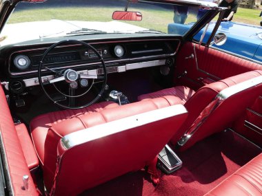 Lima, Peru. 24 Eylül 2017. Kırmızı ve siyah beyaz renk Nane koşulu klasik üstü açık bir Chevrolet Impala Super Sport V327 retro tarzı iç güneşli bir günde bir bahçede park etmiş. Lima güneyinde bir retromobile gösterisinde sergilendi