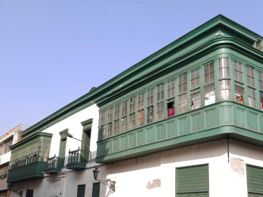 Bir dört yeşil ahşap sömürge balkon tarihi merkezi, Lima, bir UNESCO Dünya Miras Listesi bulunan bir bej konak cephe doğal görünümünü. Şehir merkezinde 1600'den fazla sömürge balkon vardır. 