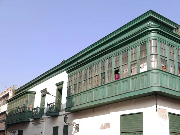 Vacker Utsikt Över Fyra Gröna Koloniala Träbalkong Beige Mansion Fasaden — Stockfoto